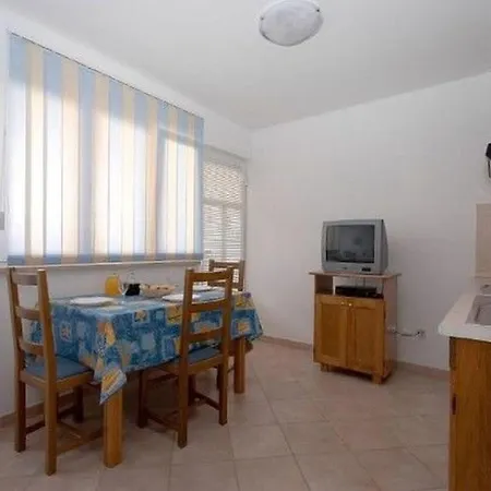 Christian Apartment *